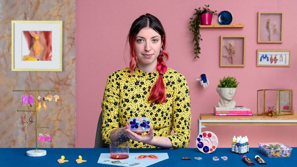 Curso profissionalizante de artesanato de joalheira com resina